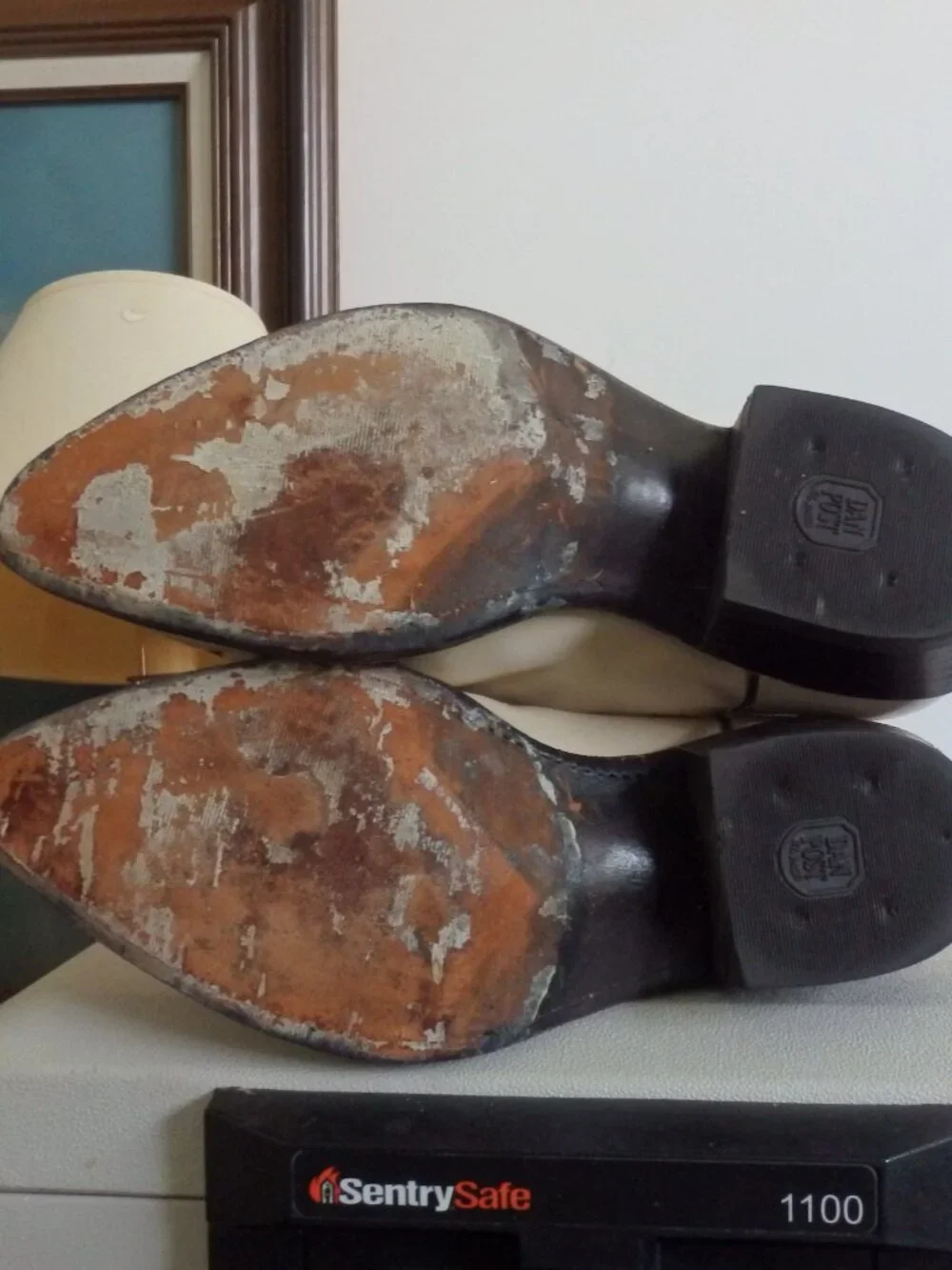 Dan Post Beige cowboy boots with buck stitching. Good shape  size 8 EW